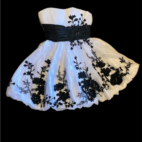 Elegant Black and White Floral Dress - Picture 1 of 12